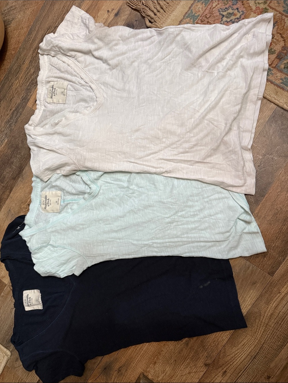 Abercrombie & Fitch womens Short-Sleeve Tees in White, Light Blue & Navyå 3 pack